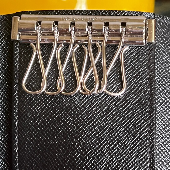 LOUIS VUITTON DAMIER GRAPHITE 6 RING KEYHOLDER (FULL INCLUSION) - Picture 9 of 11